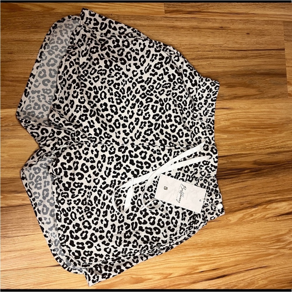 Buffbunny xsmall NWT flo short V2- white leopard